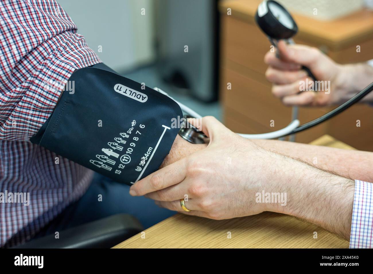 Misurazione della pressione sanguigna in corso Foto Stock