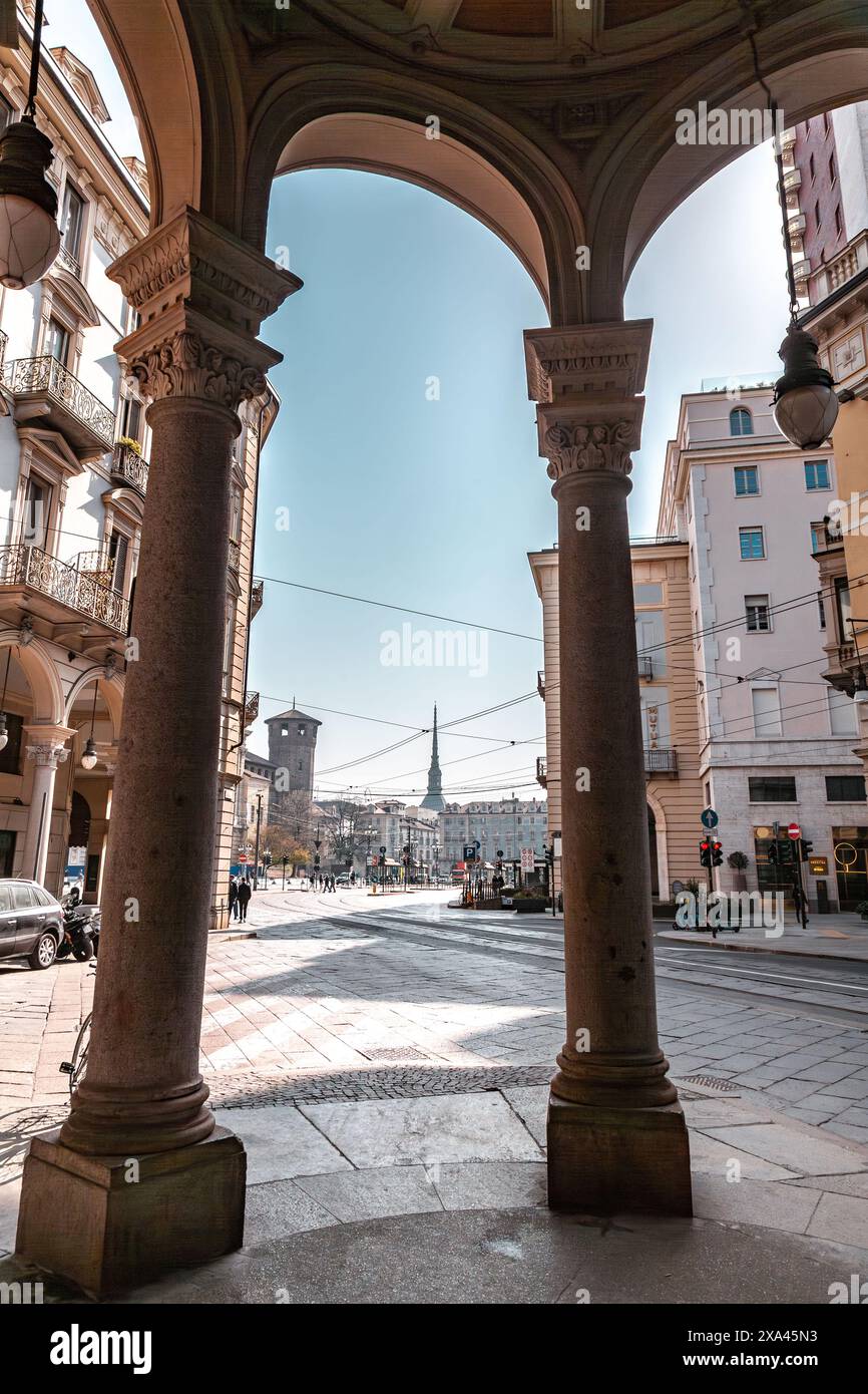 Torino, Italia - 28 marzo 2022: Piazza Castello è una piazza a Torino, Italia. E' fiancheggiato da musei, teatri e caffetterie. Foto Stock