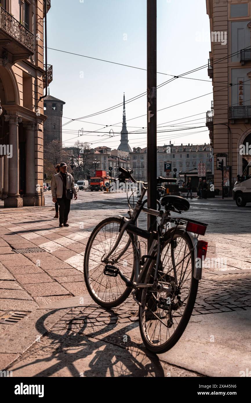 Torino, Italia - 28 marzo 2022: Piazza Castello è una piazza a Torino, Italia. E' fiancheggiato da musei, teatri e caffetterie. Foto Stock