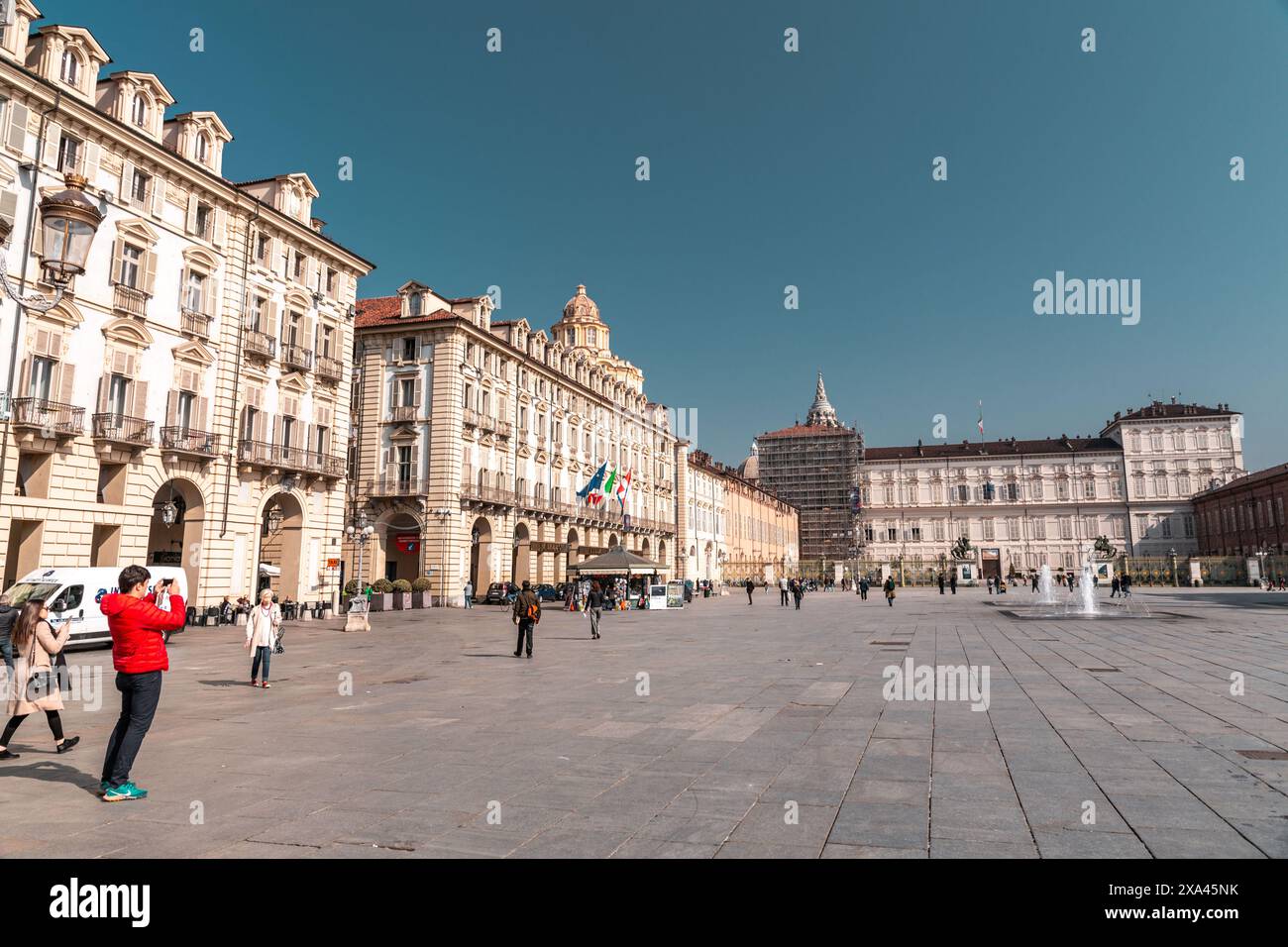 Torino, Italia - 28 marzo 2022: Piazza Castello è una piazza a Torino, Italia. E' fiancheggiato da musei, teatri e caffetterie. Foto Stock