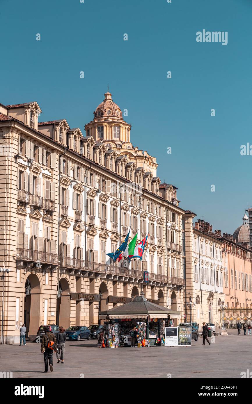 Torino, Italia - 28 marzo 2022: Piazza Castello è una piazza a Torino, Italia. E' fiancheggiato da musei, teatri e caffetterie. Foto Stock