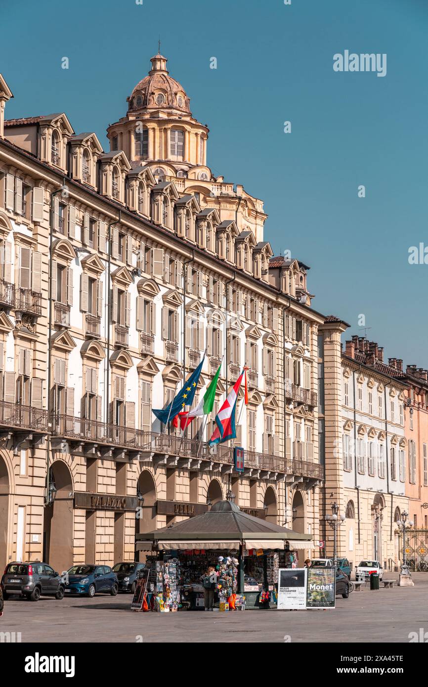 Torino, Italia - 28 marzo 2022: Piazza Castello è una piazza a Torino, Italia. E' fiancheggiato da musei, teatri e caffetterie. Foto Stock