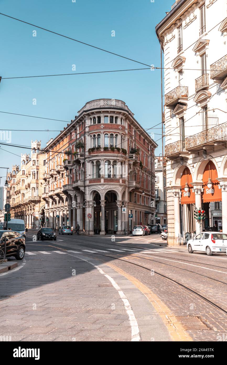 Torino, Italia - 28 marzo 2022: Tipica architettura italiana e vista stradale a Torino, Piemonte, Italia. Foto Stock