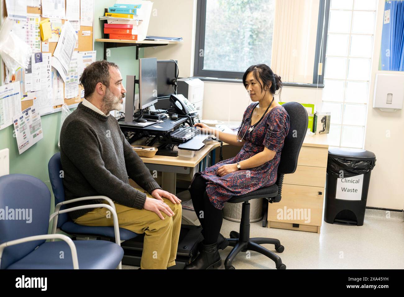Il paziente si consulta con un medico in un ufficio. Foto Stock