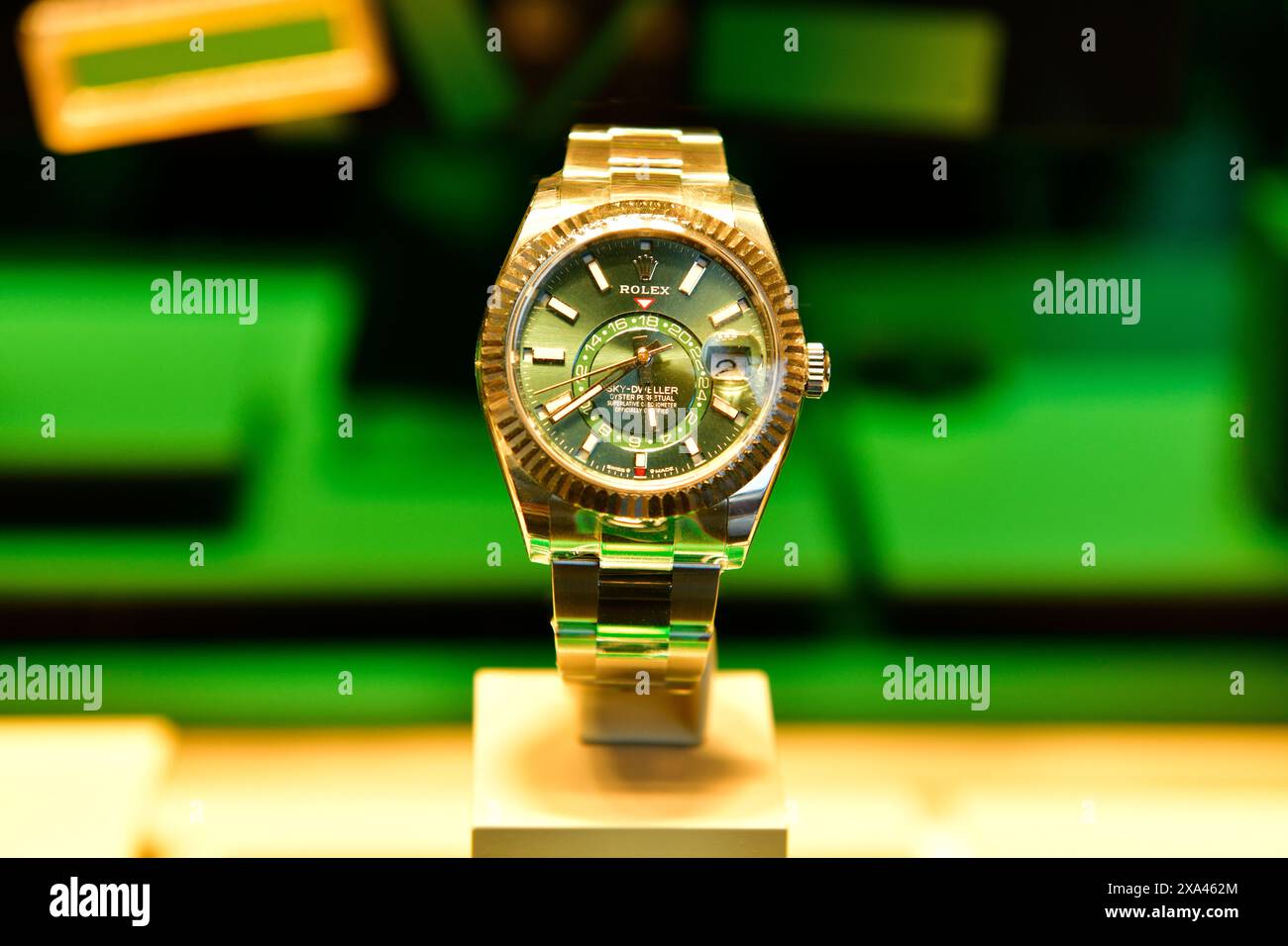 BANGKOK, THAILANDIA - 2 giugno 2024: Il nuovo Rolex Sky-Dweller quadrante verde menta Oystersteel e orologio svizzero in oro bianco esposto in un negozio Foto Stock