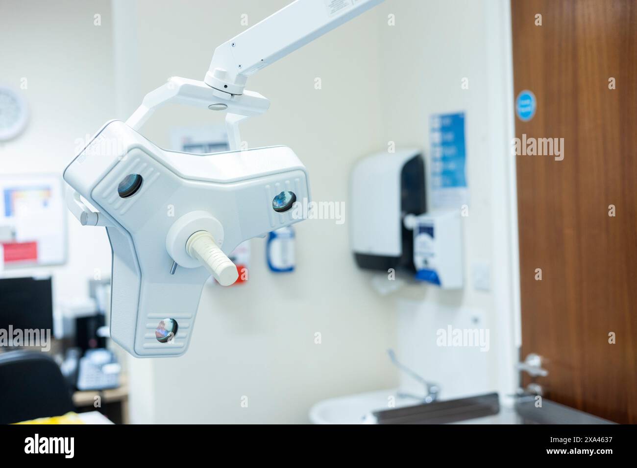 Macchina a raggi X in una stanza d'ospedale. Foto Stock