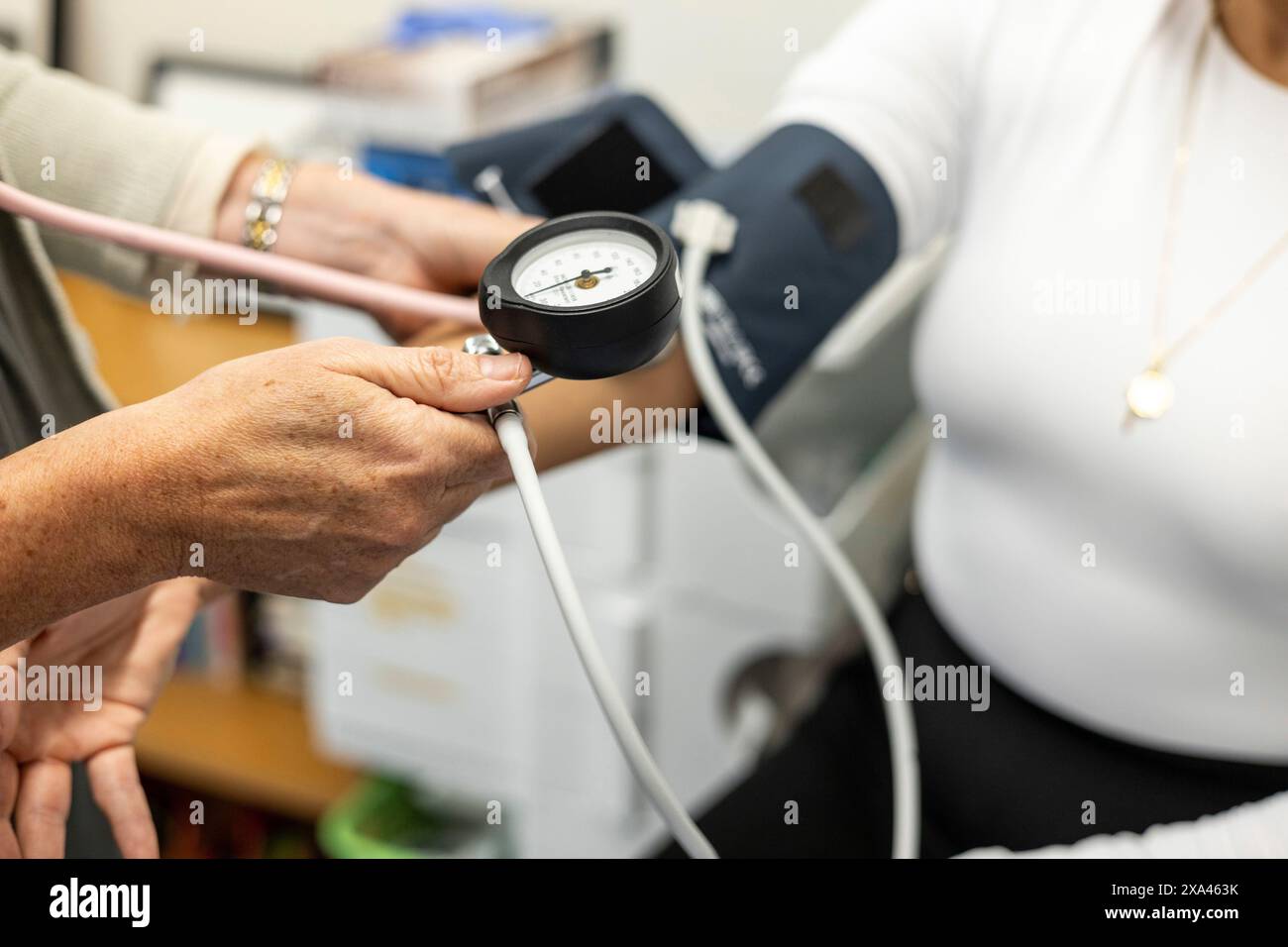 Misurazione della pressione sanguigna in corso Foto Stock