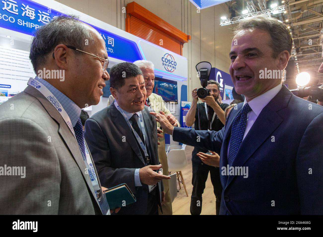 Atene, Grecia. 3 giugno 2024. Il primo ministro greco Kyriakos Mitsotakis (R) visita uno stand di una società cinese alla fiera internazionale di spedizioni Posidonia 2024 ad Atene, Grecia, 3 giugno 2024. La mostra internazionale di spedizioni Posidonia 2024, la più grande nella sua storia di 60 anni, è iniziata lunedì ad Atene. PER PARTECIPARE ALLA mostra "Posidonia Shipping", è prevista l'impressionante rimonta della Cina. Credito: Marios Lolos/Xinhua/Alamy Live News Foto Stock