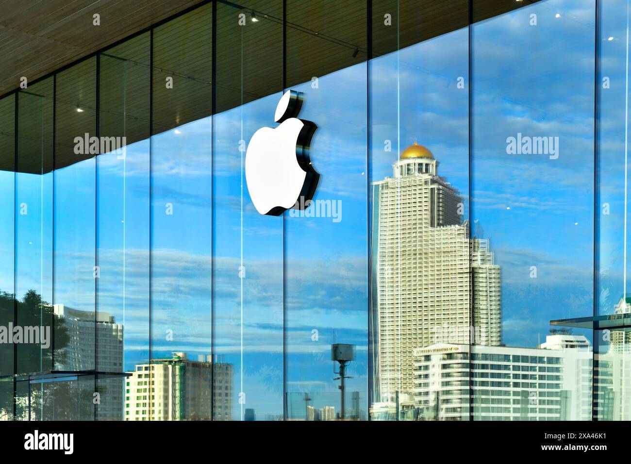 BANGKOK, TAILANDIA - 2 giugno 2024: Icona con il logo Apple sul logo dell'Apple nell'edificio dell'Apple Store ICONSIAM Foto Stock