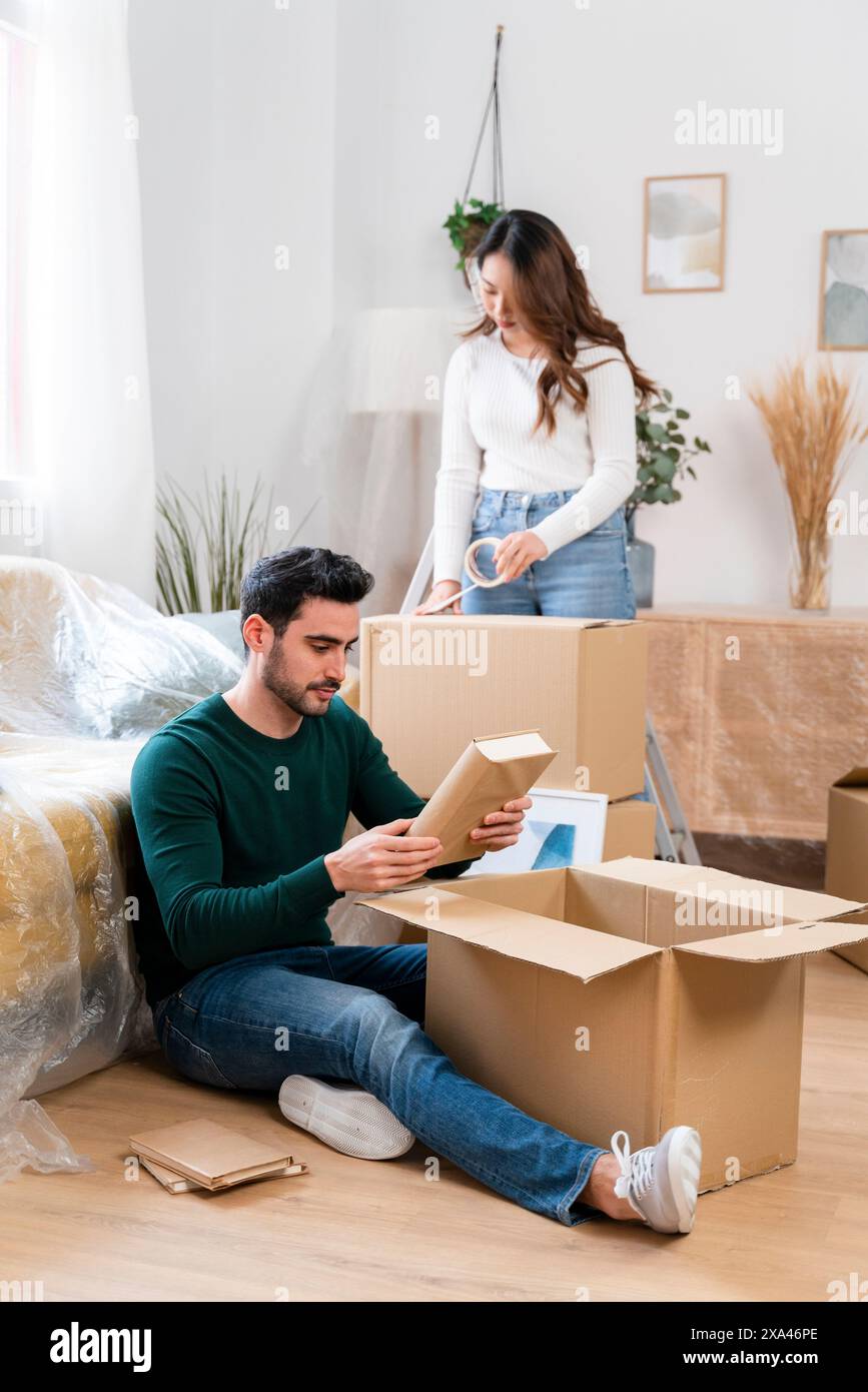 Un paio di disimballaggi in una nuova casa. Foto Stock