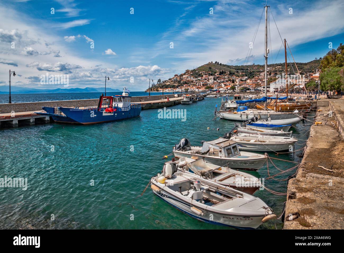 Imbarcazioni presso il porto turistico di Limni, Golfo dell'Eubea settentrionale, Mar Egeo, isola di Evia settentrionale, regione della Grecia centrale, Grecia Foto Stock