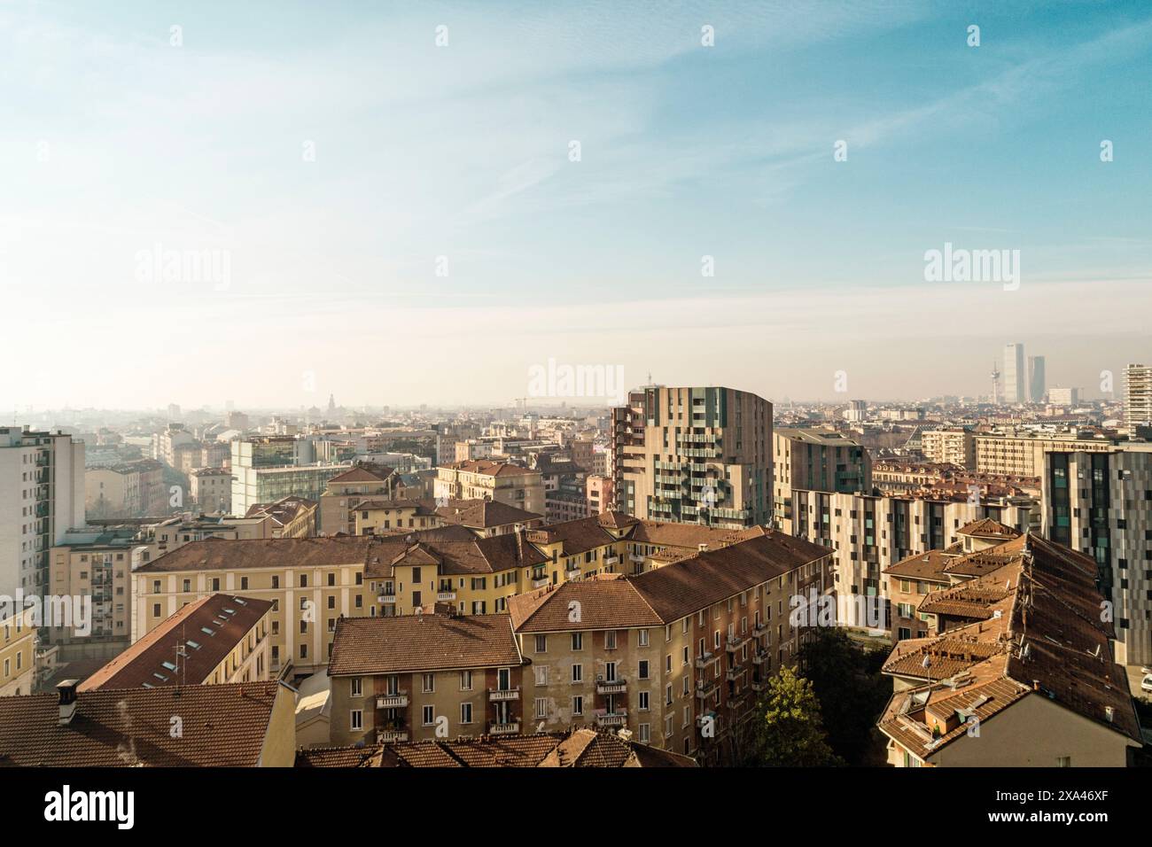 Vista aerea di un fitto paesaggio urbano sotto un cielo limpido Foto Stock