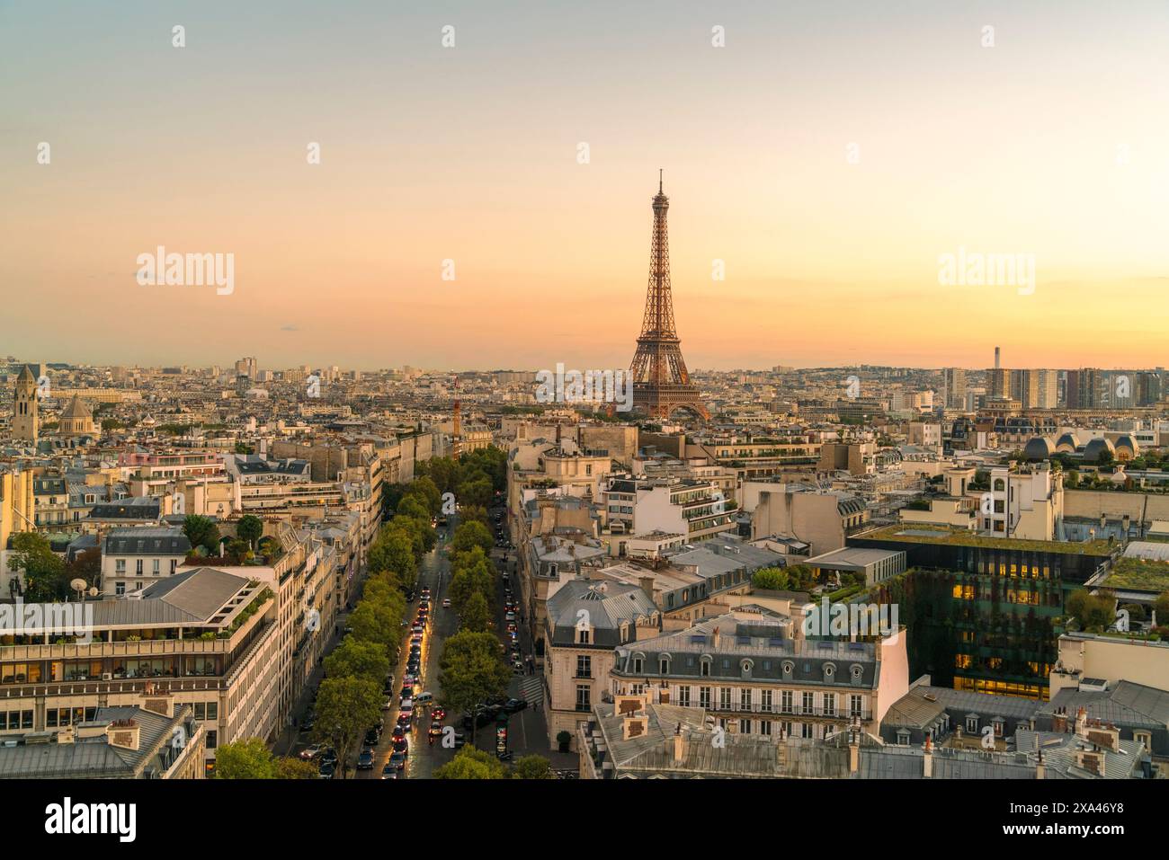 Tramonto sullo skyline di Parigi con la Torre Eiffel Foto Stock