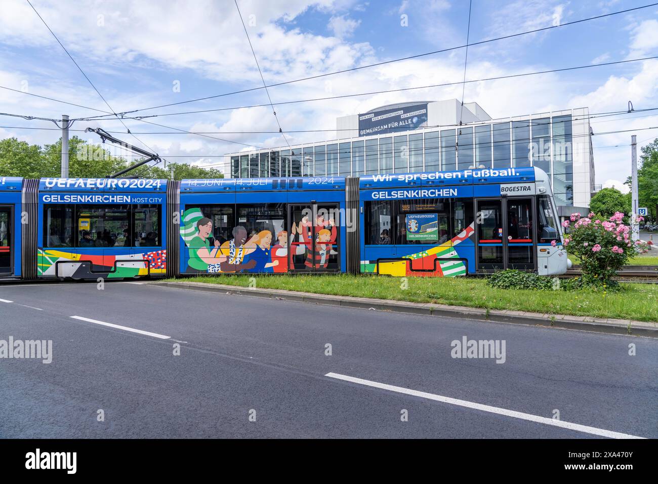 Il tram BOGESTRA corre nel design ufficiale del Campionato europeo di calcio 2024, linea 302, dietro il MIR, Musiktheater im Revier, Gelsen Foto Stock