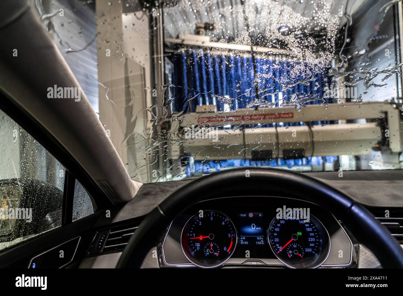 Auto in autolavaggio automatico, linea di autolavaggio, asciugatura, con aria calda e panni in tessuto rotanti, Foto Stock