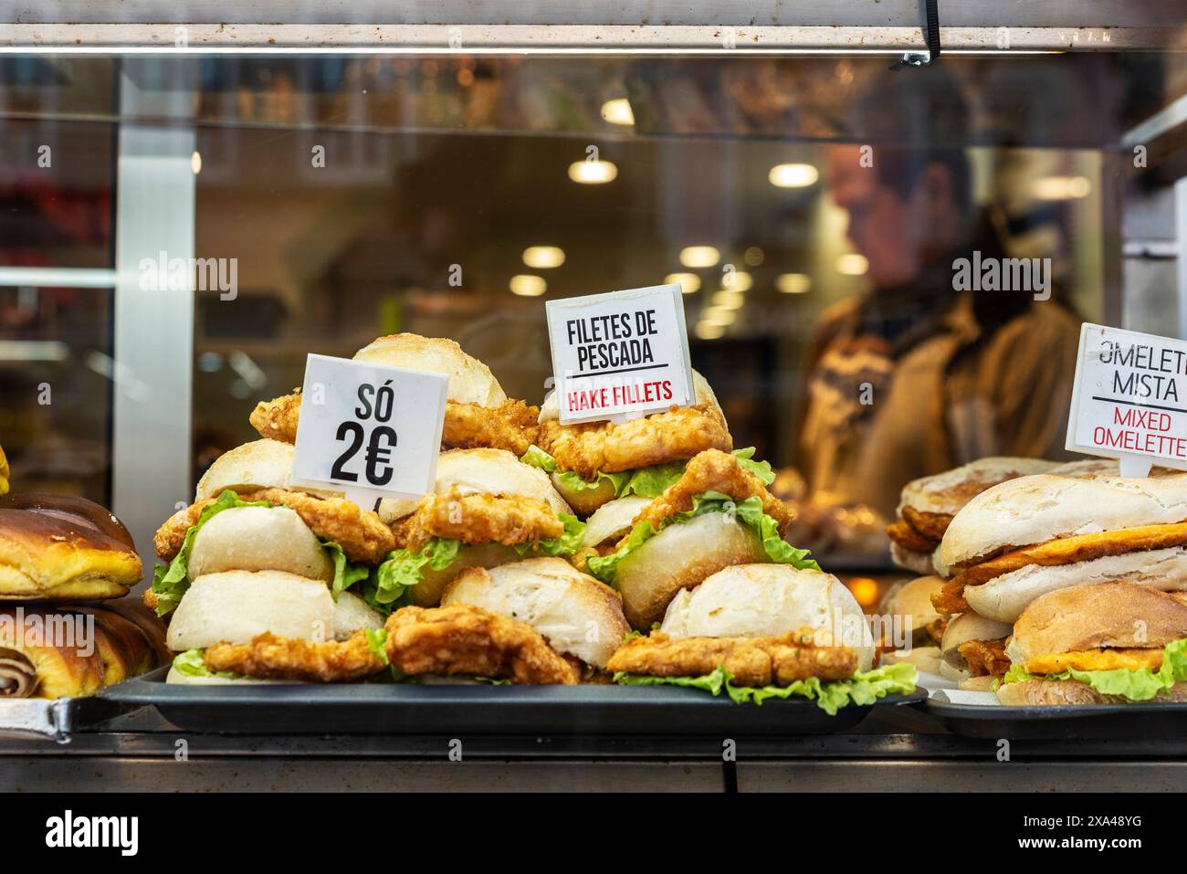 Esposizione di un negozio di panetteria con filetti di nasello e omelette nella città vecchia di Porto o Oporto, Portogallo Foto Stock