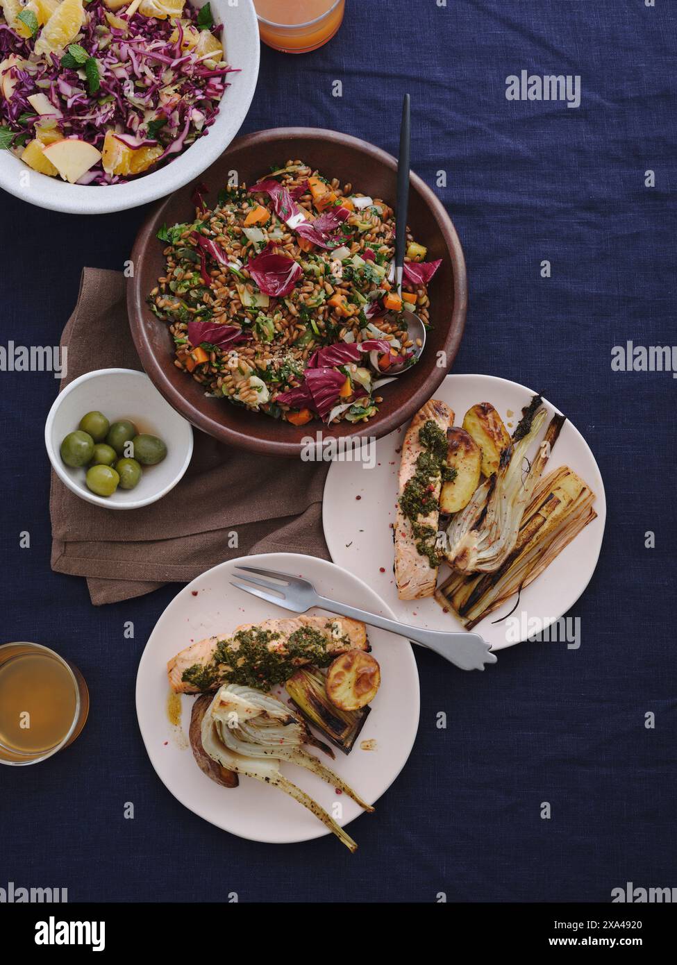 Vista sul tavolo del cibo mediterraneo gourmet, tra cui salmone alla griglia, insalata e verdure Foto Stock