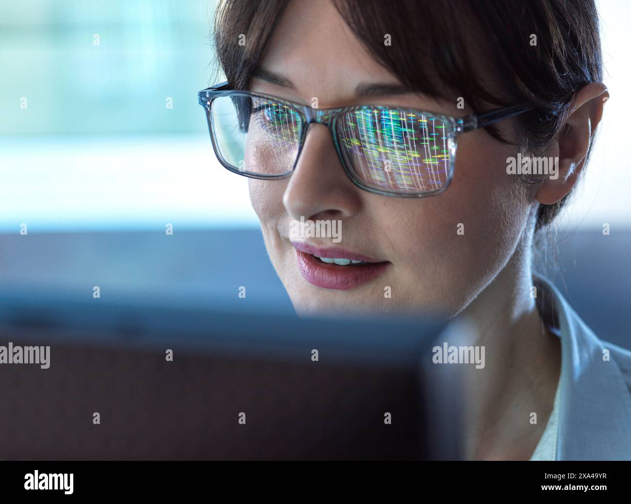 Genomica, scienziato che osserva i profili del DNA umano sullo schermo durante i test in laboratorio Foto Stock