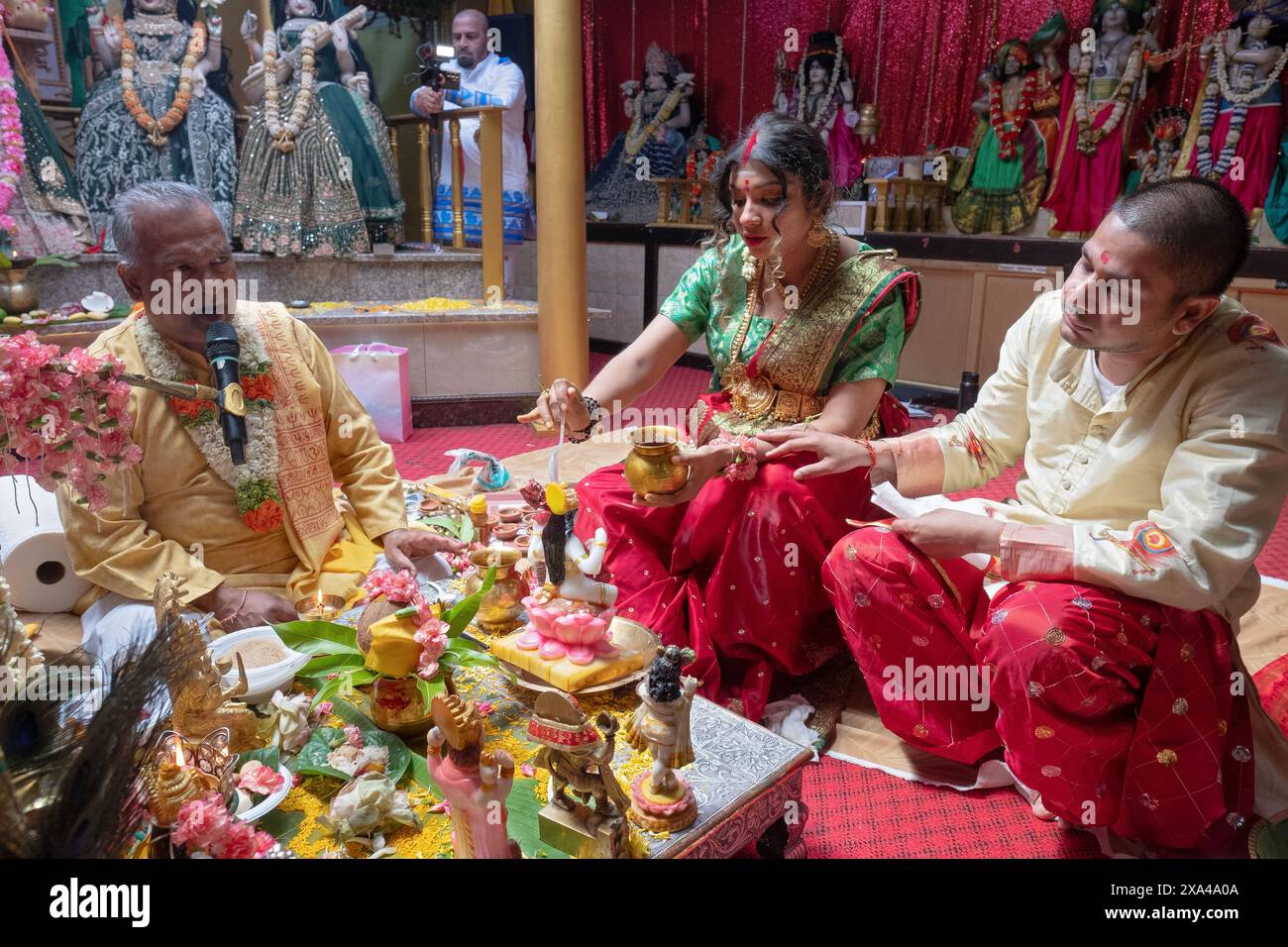 Al servizio di Valaikappu, i genitori sono & pandit, eseguono rituali e presentano offerte al servizio degli dei indù. In un tempio nel Queens, New York. Foto Stock