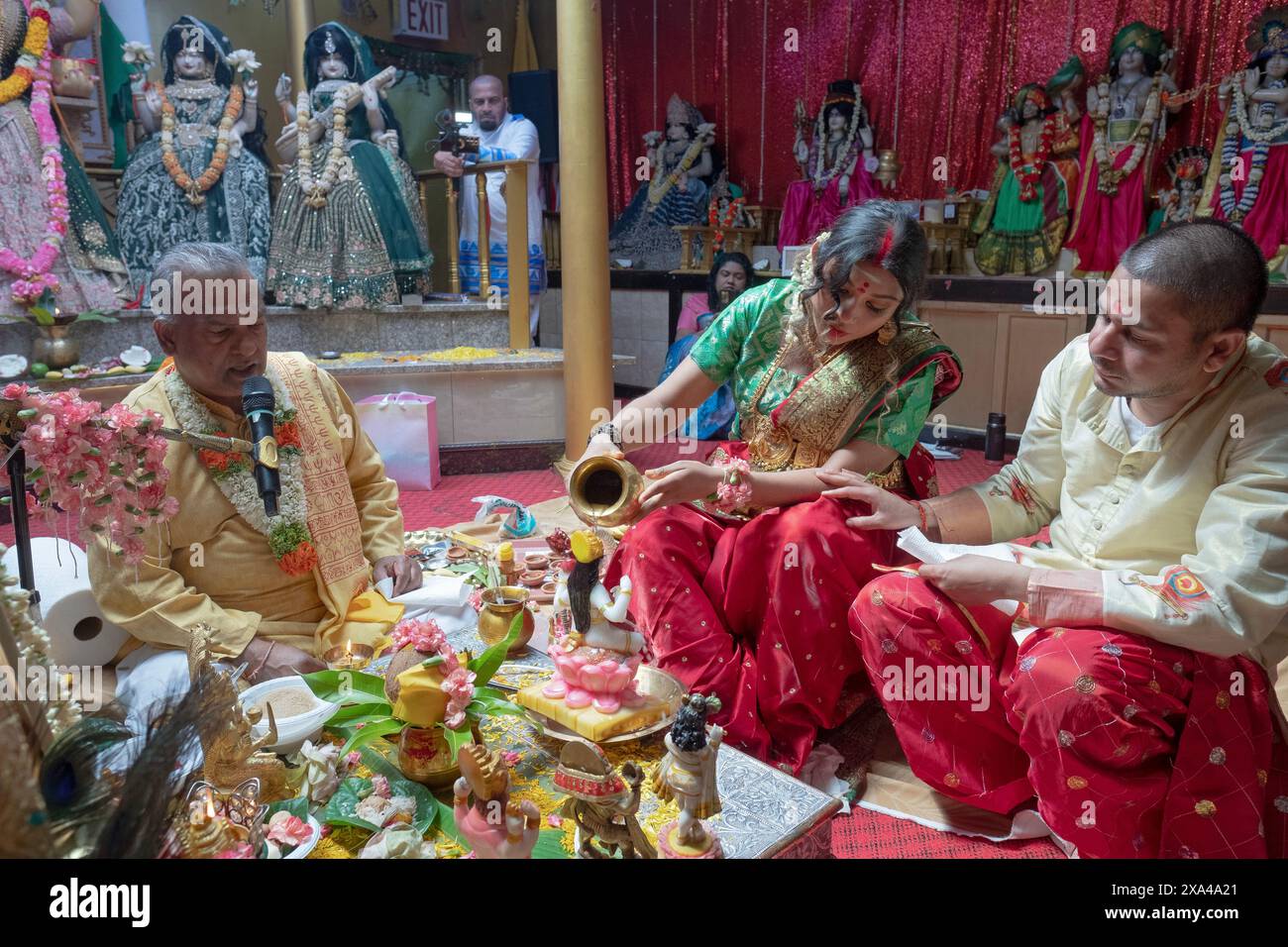 Al servizio di Valaikappu, i genitori sono & pandit, eseguono rituali e presentano offerte al servizio degli dei indù. In un tempio nel Queens, New York. Foto Stock