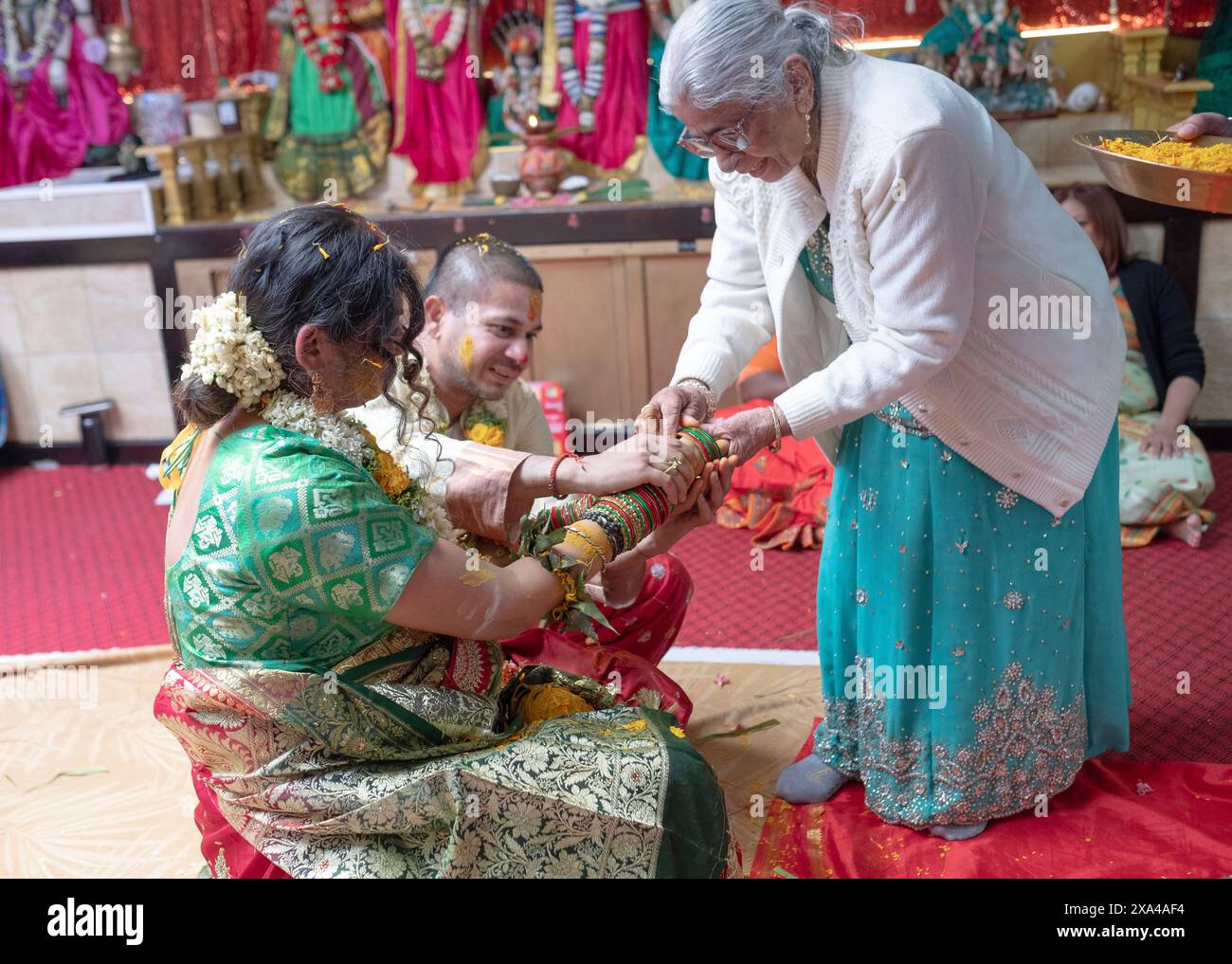 Ad un servizio di Valaikappu la sua consuetudine di mettere braccialetti sul polso della madre che deve essere. Il rumore stimola i sensi e l'attività cerebrale del bambino. Foto Stock