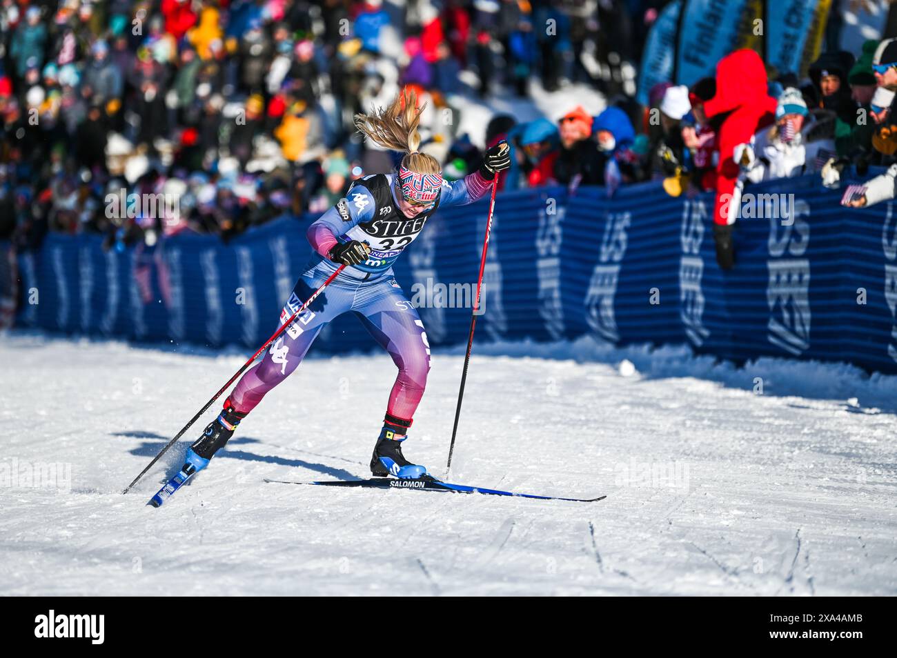 Samantha Smith della squadra di sci AMERICANO gareggia nella sprint, nella Coppa del mondo di sci di fondo FIS, nel Theodore Wirth Regional Park di Minneapolis, Minnesota, Stati Uniti. Foto Stock