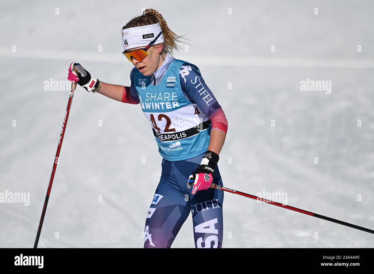 Sophia Laukli della squadra di sci americano conclude la sua gara alla Coppa del mondo FIS di fondo, Theodore Wirth Regional Park di Minneapolis, Minnesota, USA. Foto Stock