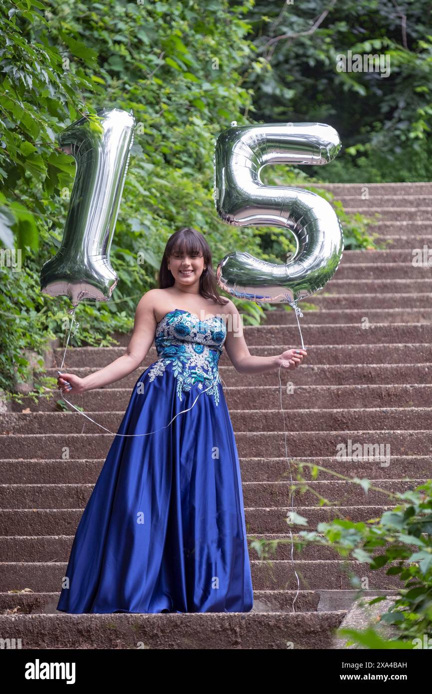 Nelle culture latinoamericane, quando una ragazza compie 15 anni passa dalla femminilità alla femminilità. Si chiama quinceañera. Nel Queens, New York. Foto Stock