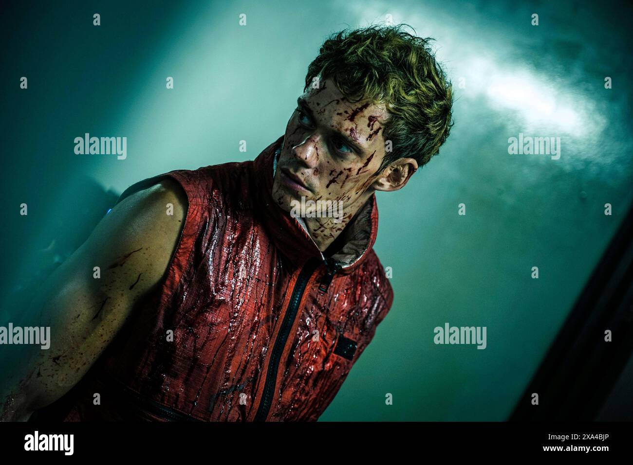 Boy Kills World (2023), diretto da Moritz Mohr e interpretato da Bill Skarsgård, Famke Janssen e Jessica Rothe. Un film d'azione da sogno per la febbre distopica che segue Boy, un sordo con un'immaginazione vibrante. Quando la sua famiglia viene uccisa, viene addestrato da un misterioso sciamano per reprimere la sua immaginazione infantile e diventare uno strumento di morte. Fotografia pubblicitaria ***SOLO PER USO EDITORIALE***. Crediti: BFA / Graham Bartholomew / Lionsgate Foto Stock