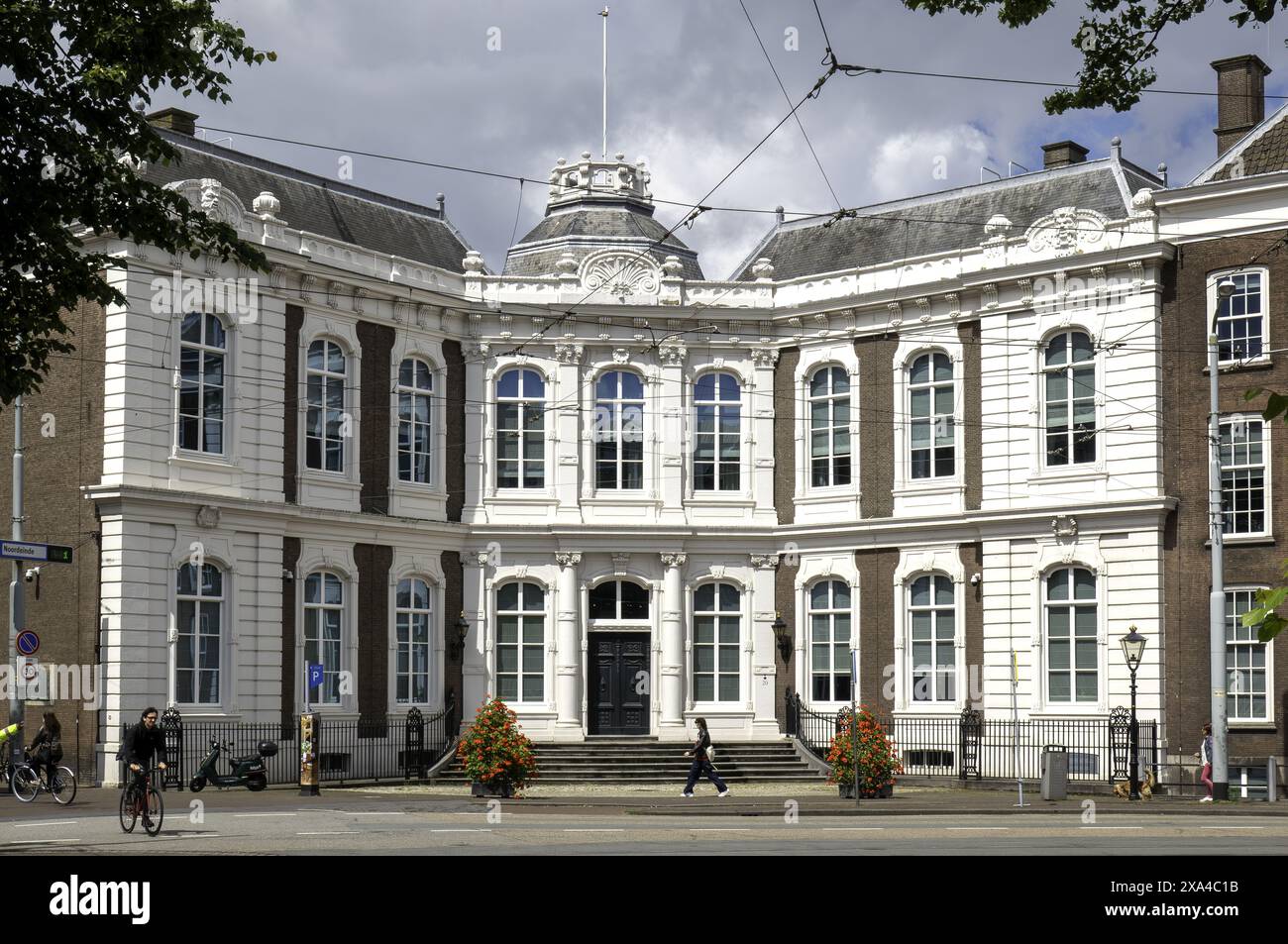 L'AIA - esterno dell'edificio del Consiglio di Stato sul Kneuterdijk a l'Aia. L'ex palazzo della città fu costruito nel 1716 per ordine di Johan Hendrik, conte di Wassenaar Obdam. Nel 1816 fu acquistata da re Guglielmo i come regalo di nozze per il principe ereditario Guglielmo II e sua moglie Anna Paulowna. Il Consiglio di Stato è un alto Consiglio di Stato e ha due compiti: Un compito consultivo e un compito giudiziario. Occupa una posizione indipendente, (costituzionalmente) stabilita. Il Consiglio di Stato è il più importante consigliere legislativo del governo, del Senato e della camera dei rappresentanti. Il Foto Stock