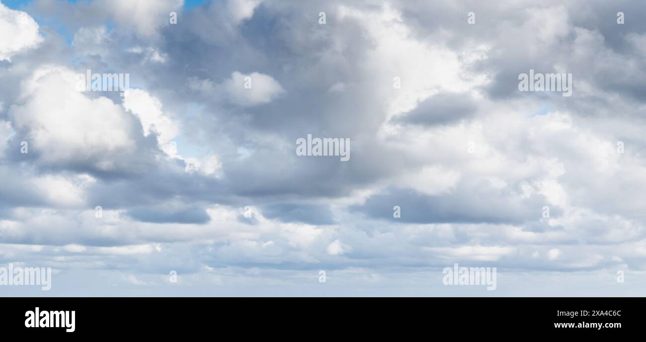 Le nuvole bianche di cumulus sono caratterizzate da un cielo azzurro in una giornata estiva, una texture fotografica di sfondo panoramico Foto Stock