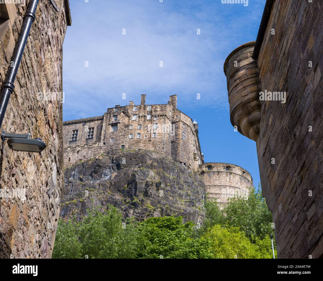 Giugno 2024. Edimburgo, Scozia. Si tratta di vedute del Castello di Edimburgo dall'area di Grassmarket della città, in un sabato pomeriggio molto soleggiato e affollato Foto Stock