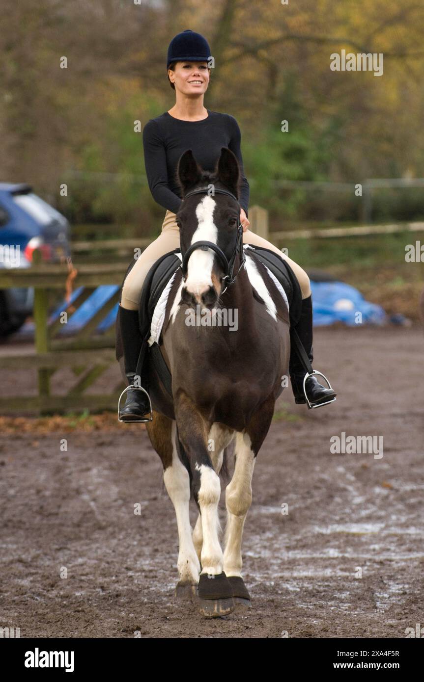 Tara Palmer-Tomkinson in allenamento oggi sul suo cavallo Barney alla Cardiff Riding School di Pontcanna, in preparazione per la testa a testa con Jodie Kidd alla Express Eventing International Cup che si terrà al Millennium Stadium di Cardiff il 30 novembre. Tara è stata aiutata nella sessione dai piloti internazionali Mark Todd e Oliver Townend. 20/11/08 Foto Stock