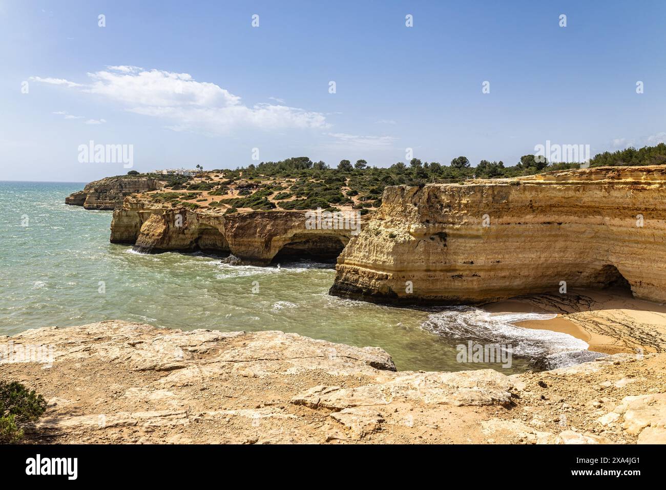 Costa portoghese a Benagil, Algarve, Portogallo. Praia da Corredoura. Percurso dos sete Vales Suspensos. Seven Hangging Valleys Trail. Foto Stock