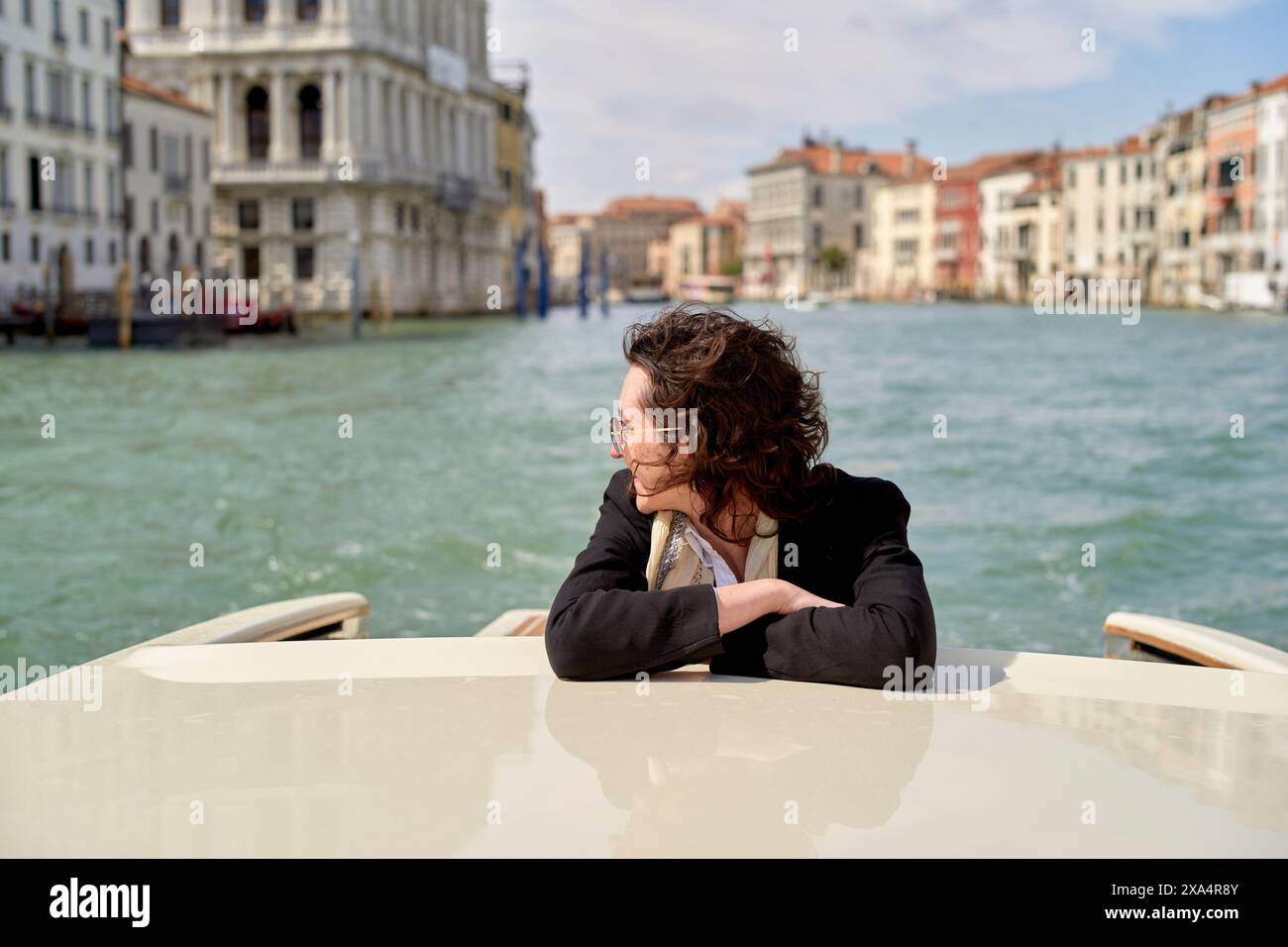 Donna che si gode un giro panoramico in barca in una giornata di sole a Venezia Foto Stock