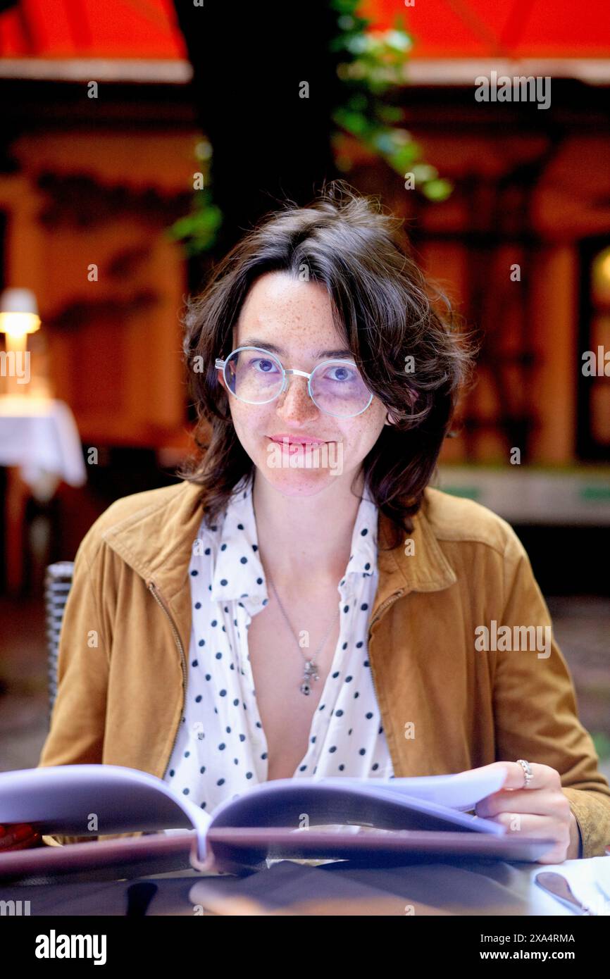 Donna con gli occhiali che sorride in un bar Foto Stock