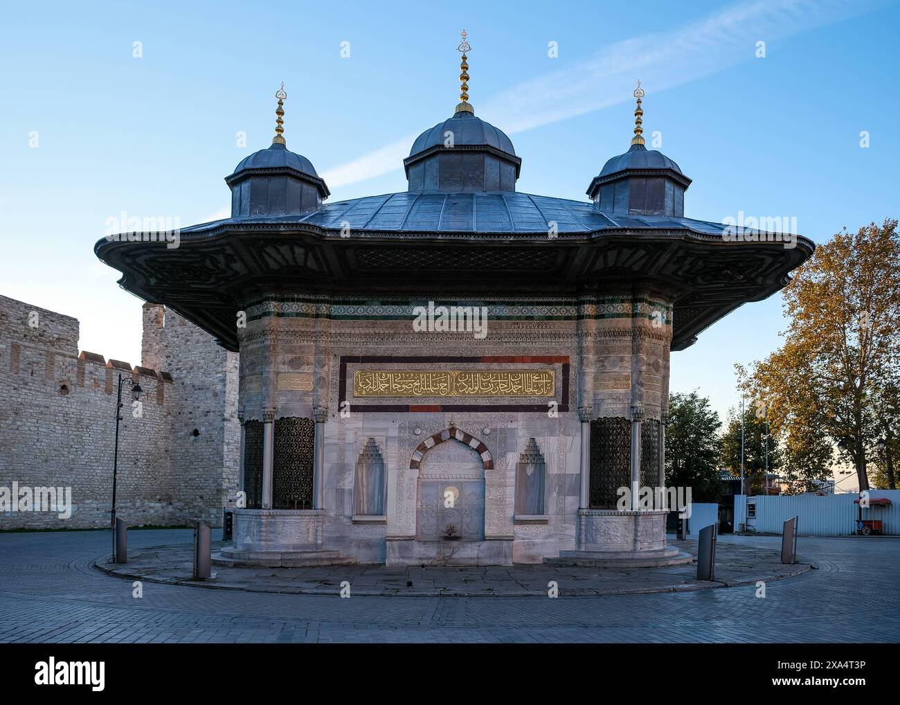 Vista del Sebil di fontana del sultano Ahmed III, costruito sotto il sultano ottomano Ahmed III nel 1728, in stile Tulipano, nella grande piazza di fronte Foto Stock