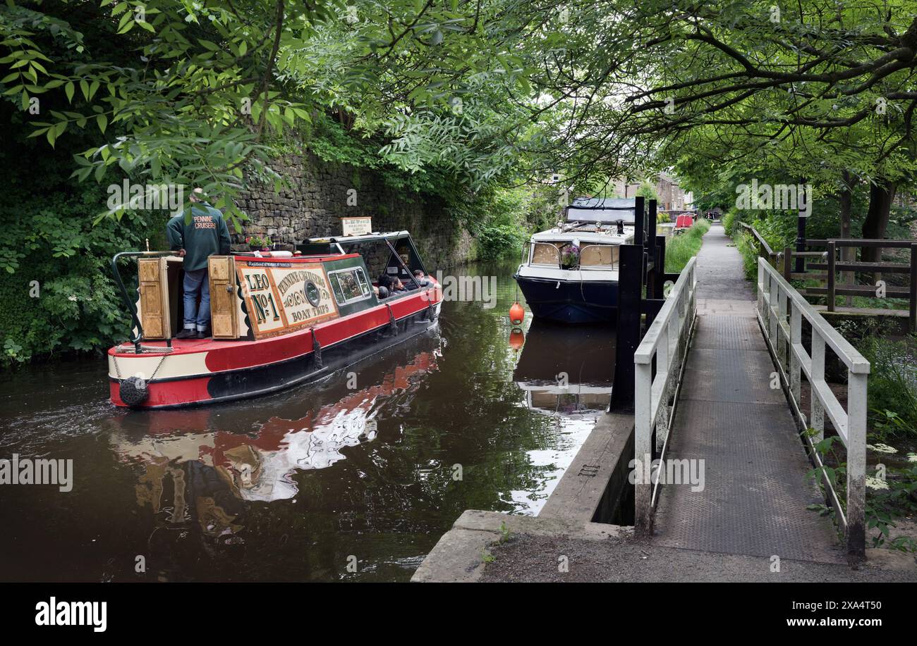 Imbarcazioni da diporto sulla sezione Springs del canale Leeds-Liverpool, Skipton, North Yorkshire Foto Stock