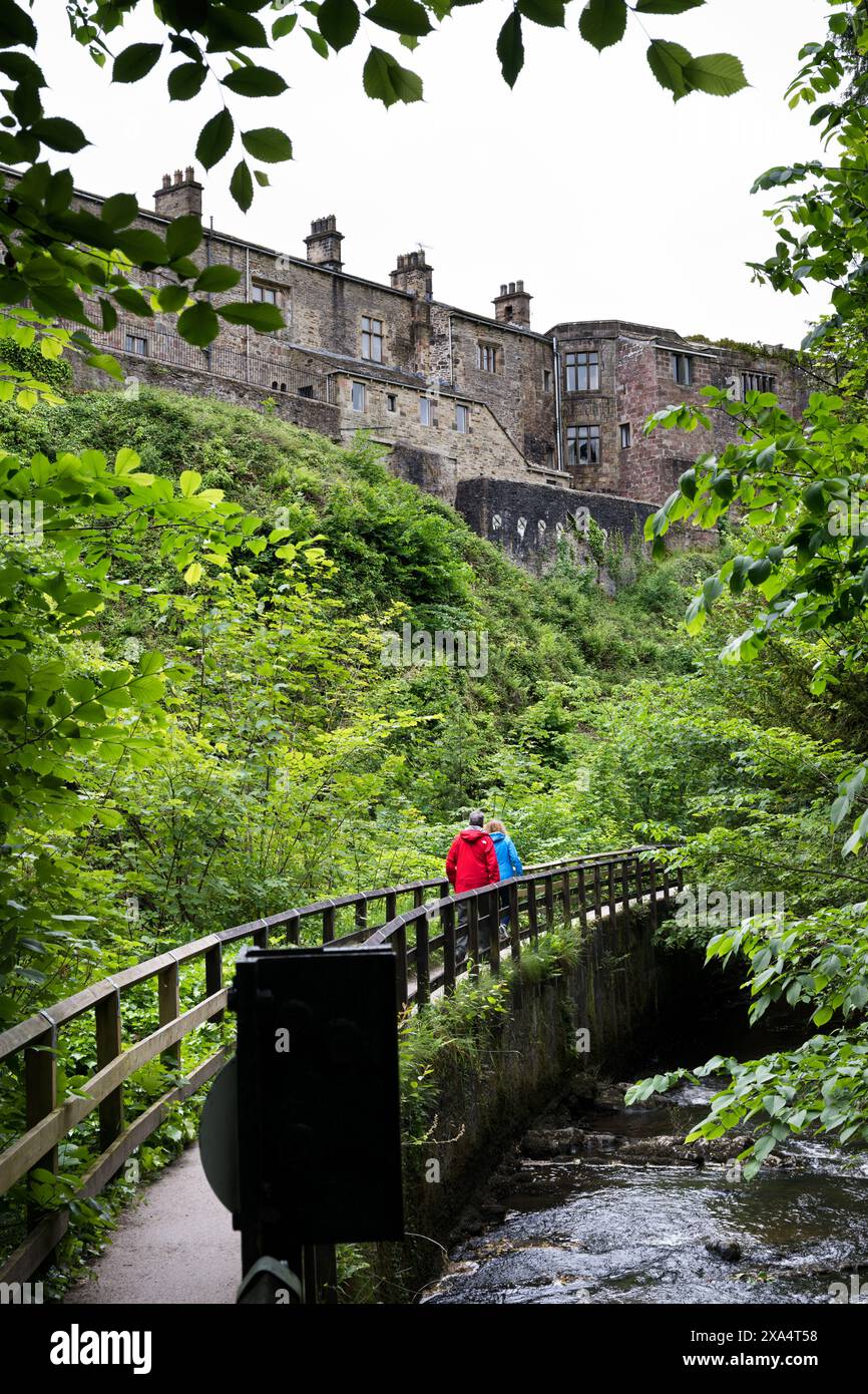 Vista del castello di Skipton dal sentiero che attraversa Skipton Castle Woods, North Yorkshire. Foto Stock