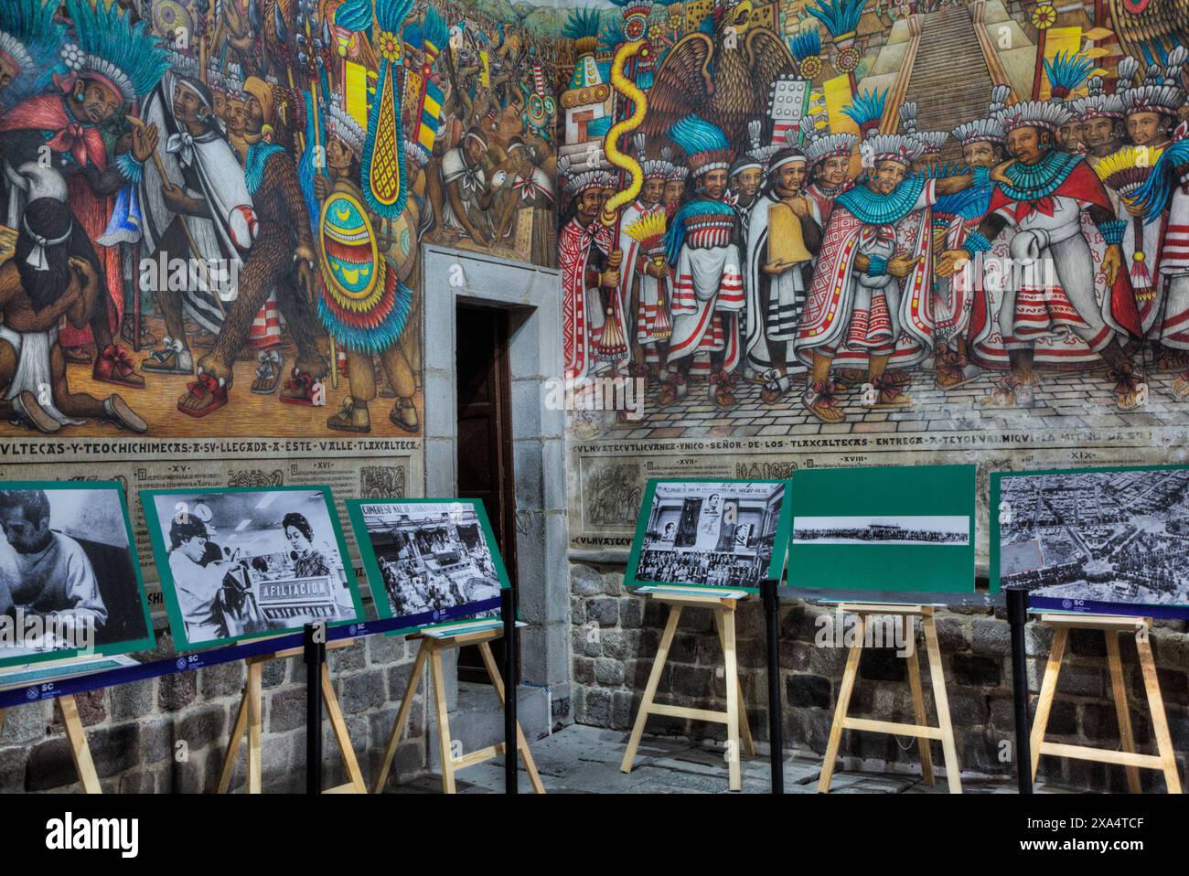 Palazzo del Governatore, XVI secolo, Foyer, con affreschi dell'artista Disiderio Hernandez Xochitiotzin, Tlaxcala City, Tlaxcala State, Messico, Nord America Foto Stock