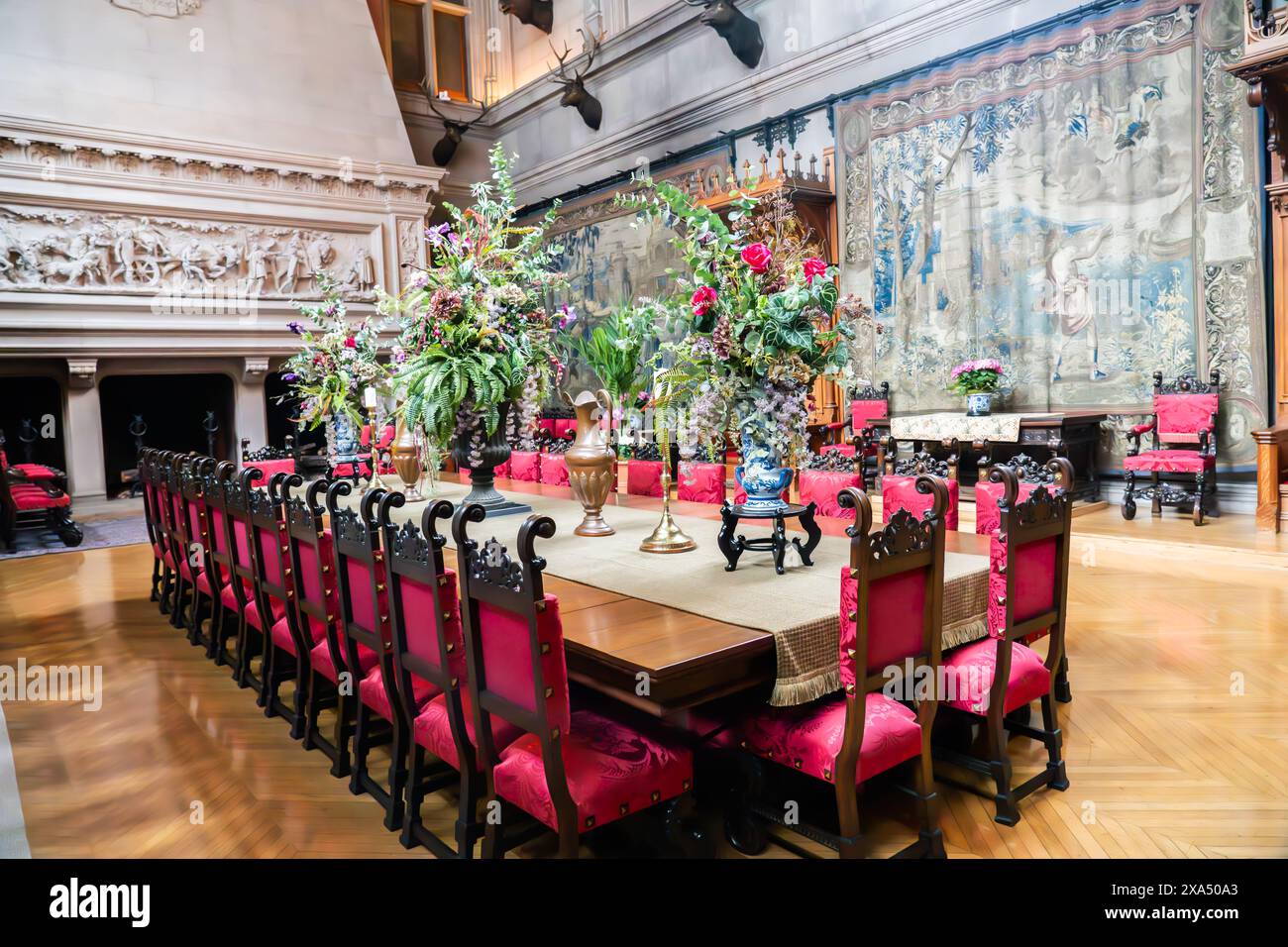 Asheville, North Carolina, Stati Uniti d'America - 16 maggio 2024: George Washington Vanderbilt Biltmore Estate. Splendida sala da pranzo con mobili ben conservati. Foto Stock