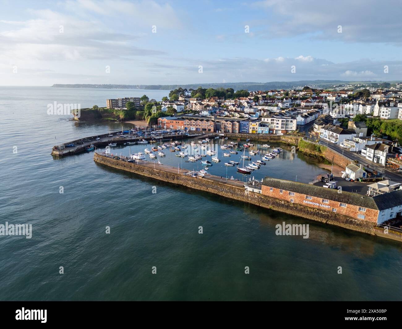 Immagine aerea che mostra Paignton Harbour nel Devon con barche e yacht ormeggiati nel porto. Foto Stock