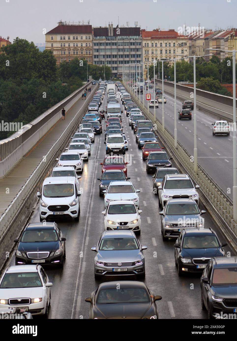 Ingorgo sul ponte Nusle (Nuselsky) a Praga, Repubblica Ceca, 2 giugno 2024. Sotto l'autostrada a sei corsie sulla superficie, si trova parte di Prague Met Foto Stock