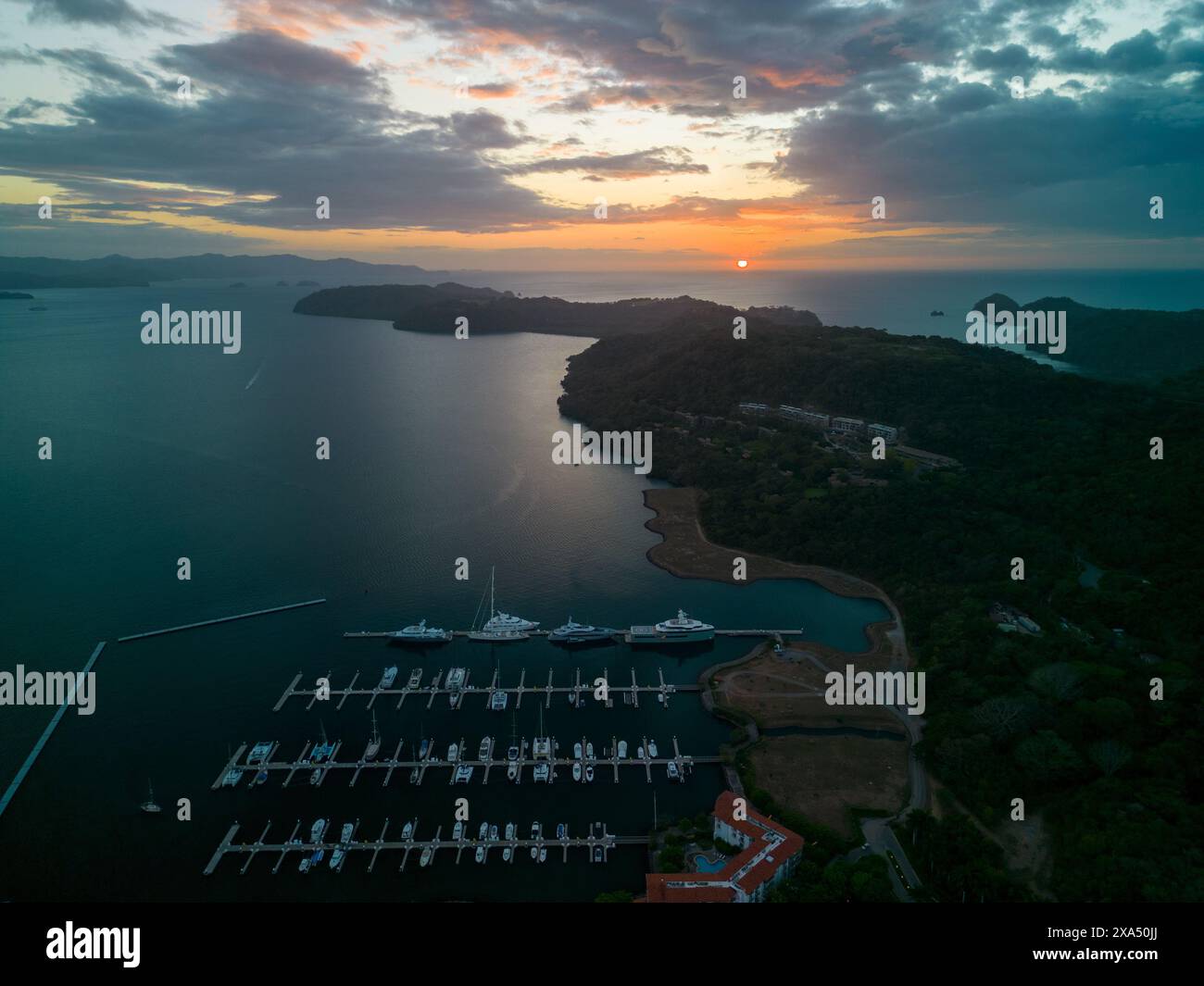 Una vista aerea del tramonto sul Golfo di Nicoya, Guanacaste, Costa Rica Foto Stock