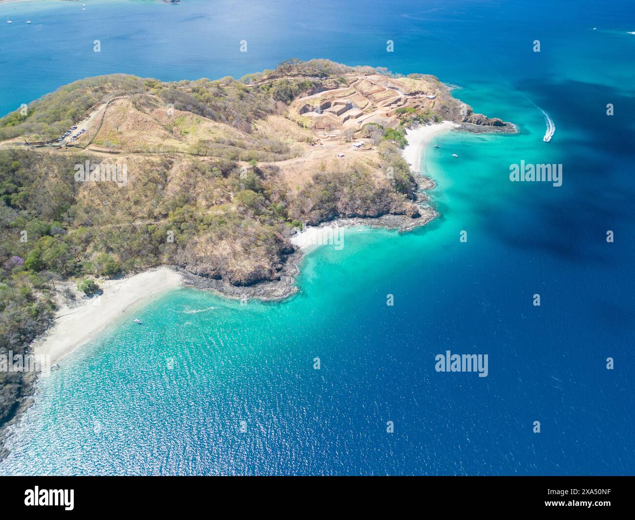 Una vista aerea di Calzon de Pobre e della spiaggia di Penca nella panoramica Guanacaste, Costa Rica Foto Stock