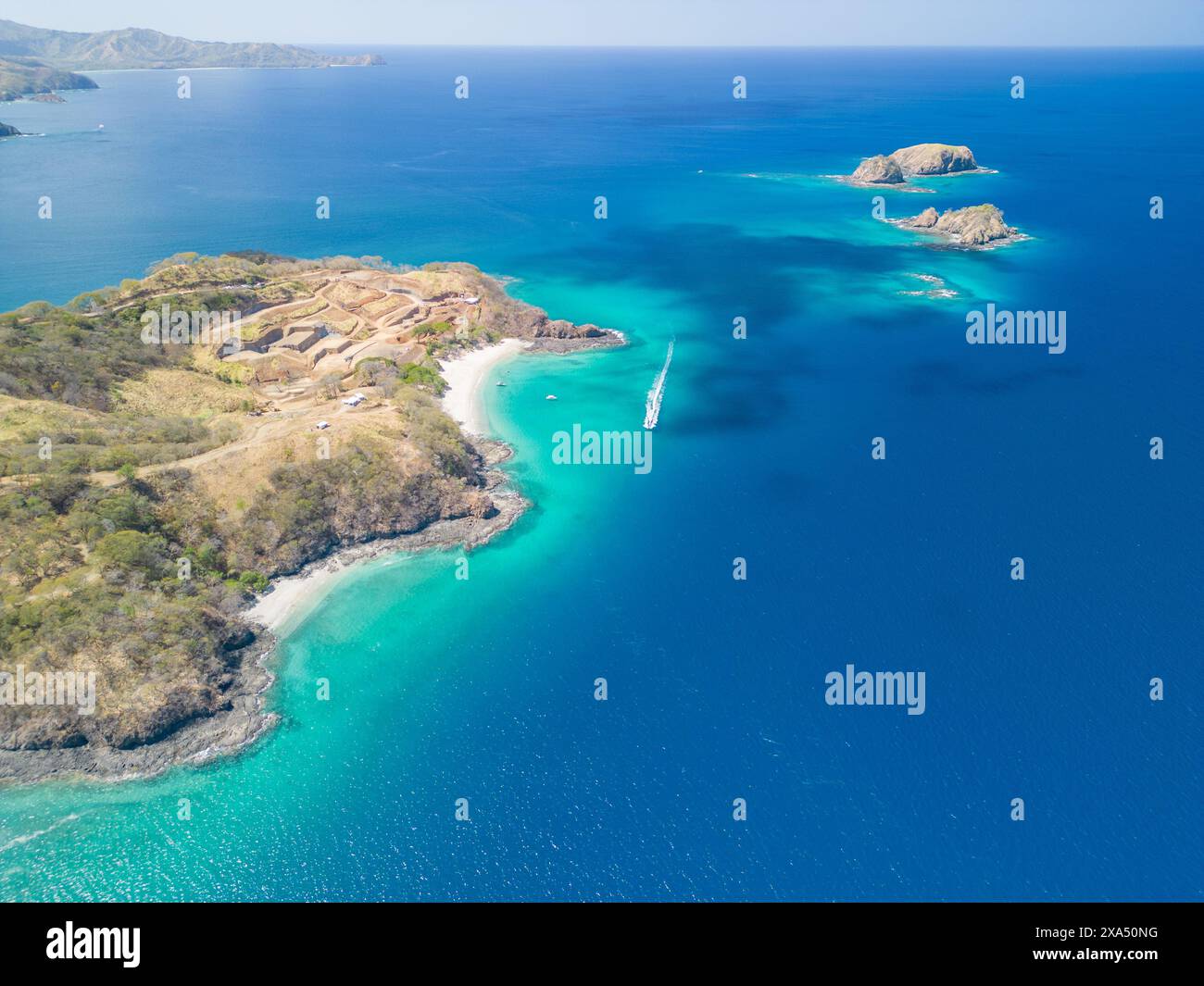 Una vista aerea di Calzon de Pobre e della spiaggia di Penca nella panoramica Guanacaste, Costa Rica Foto Stock