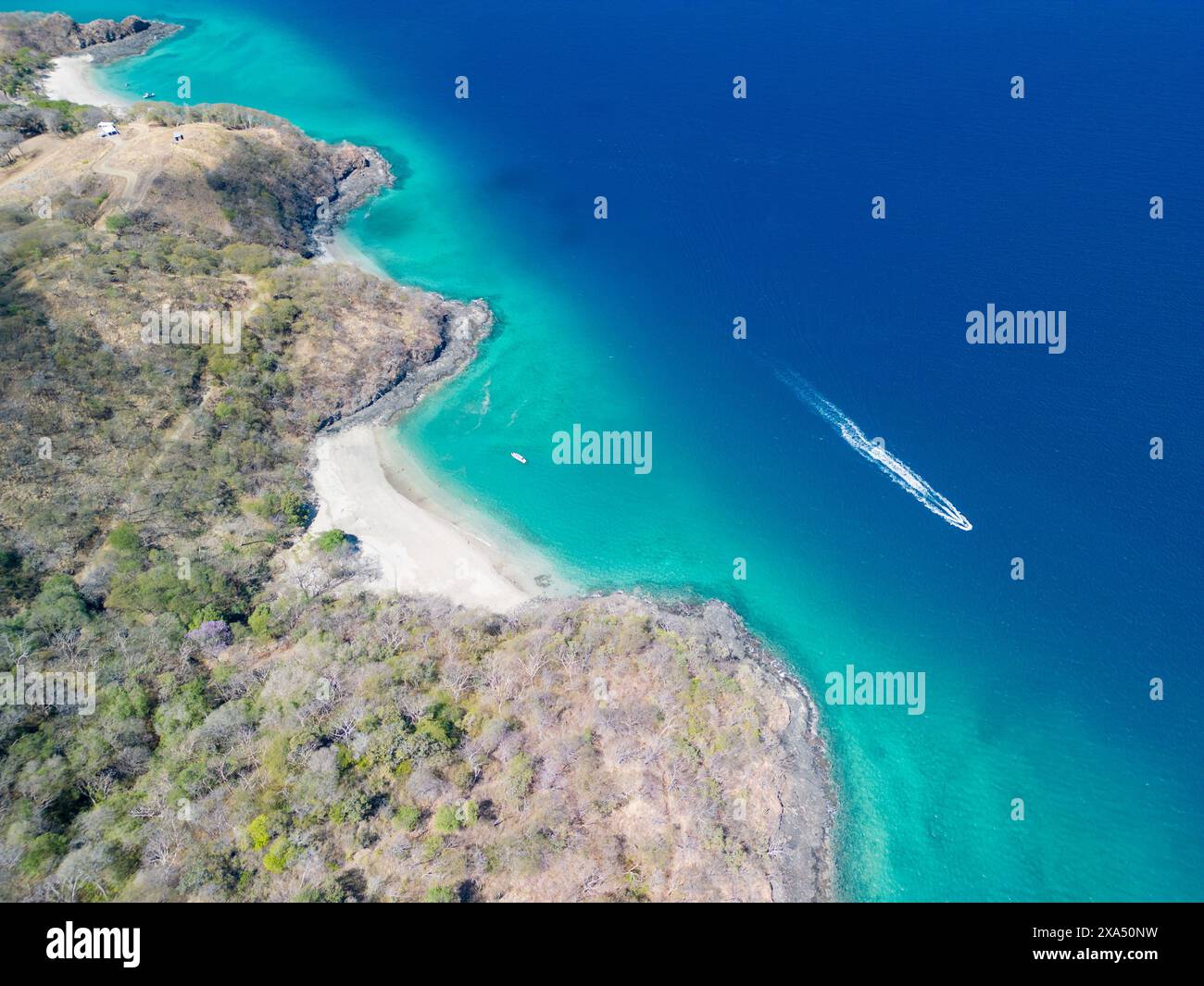 Una vista aerea di Calzon de Pobre e della spiaggia di Penca nella panoramica Guanacaste, Costa Rica Foto Stock
