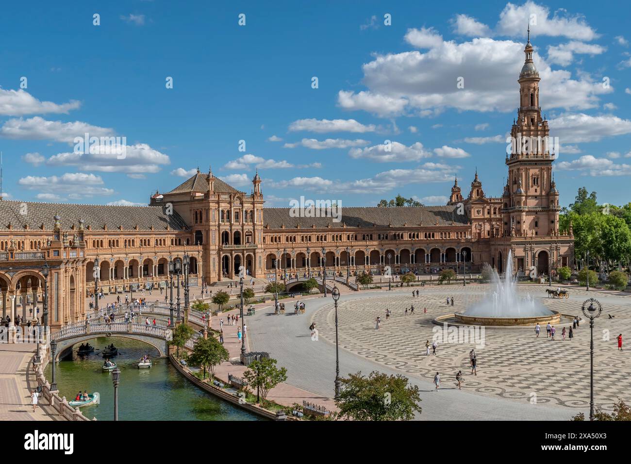 Vista aerea della famosa Plaza de España a Siviglia, in Spagna, in una giornata di sole Foto Stock