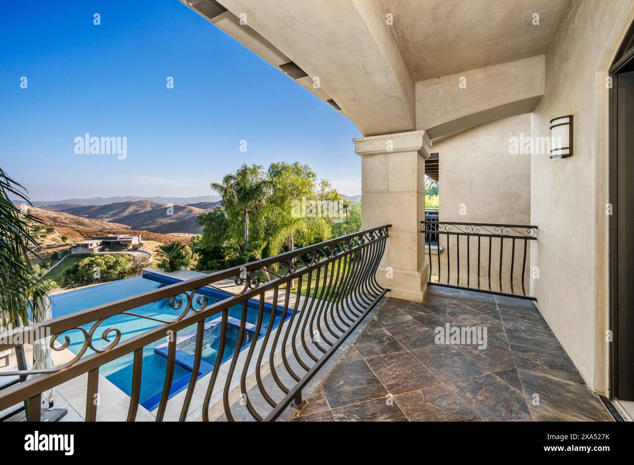 Balcone con vista sulla piscina e sulle colline lontane Foto Stock