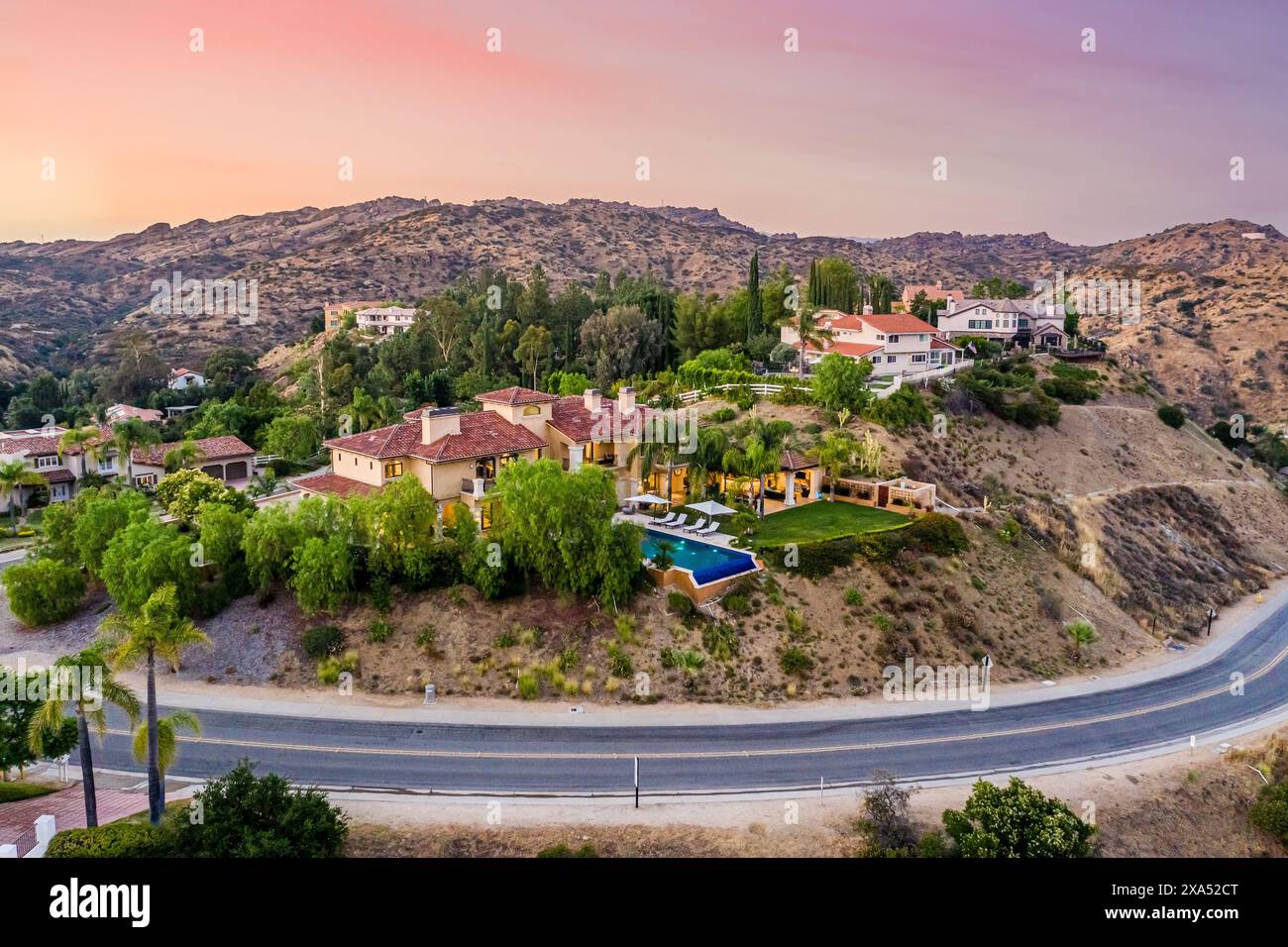 Una vista esterna di una casa lussuosa a Hidden Hills, California. Foto Stock